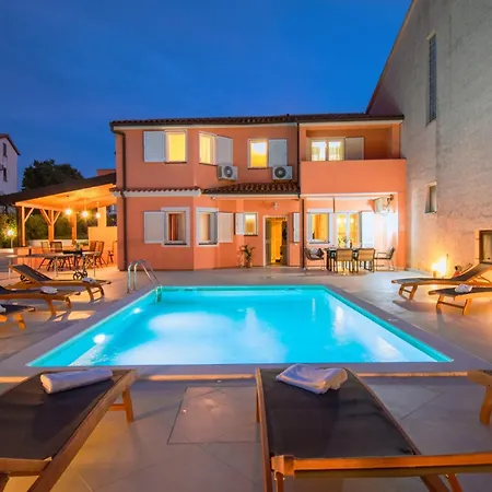 Natalia Stinjan- Private Pool Retreat Vila *