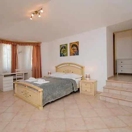 Natalia Stinjan- Private Pool Retreat Vila Pula