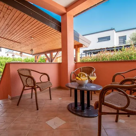 Natalia Stinjan- Private Pool Retreat Vila