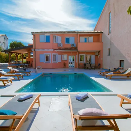 Natalia Stinjan- Private Pool Retreat Vila *