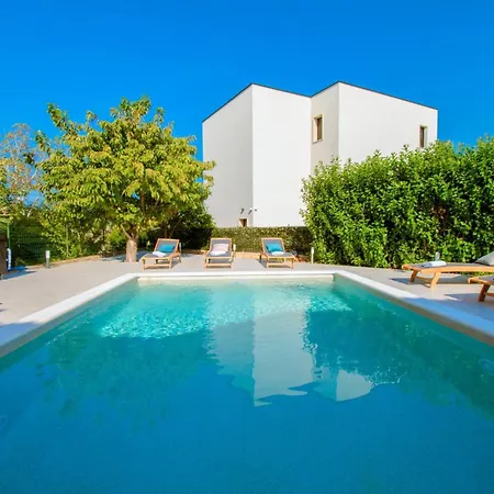 Natalia Stinjan- Private Pool Retreat * Pula