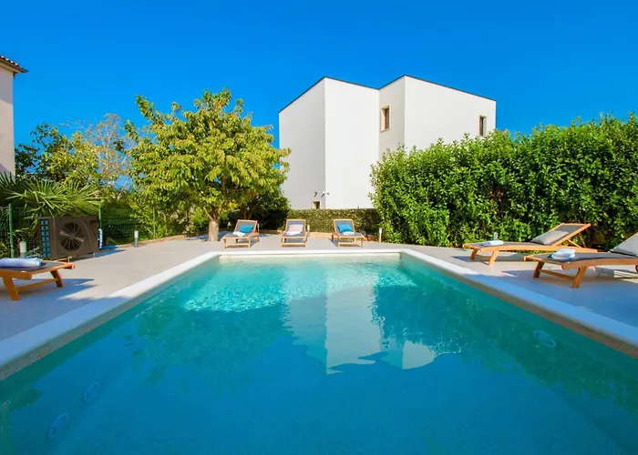 Natalia štinjan- Private Pool Retreat * Pola