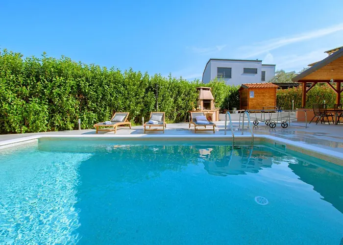 Natalia štinjan- Private Pool Retreat * Pola